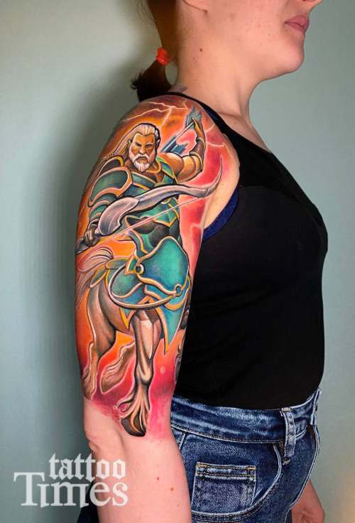 Тату кентавр на плече