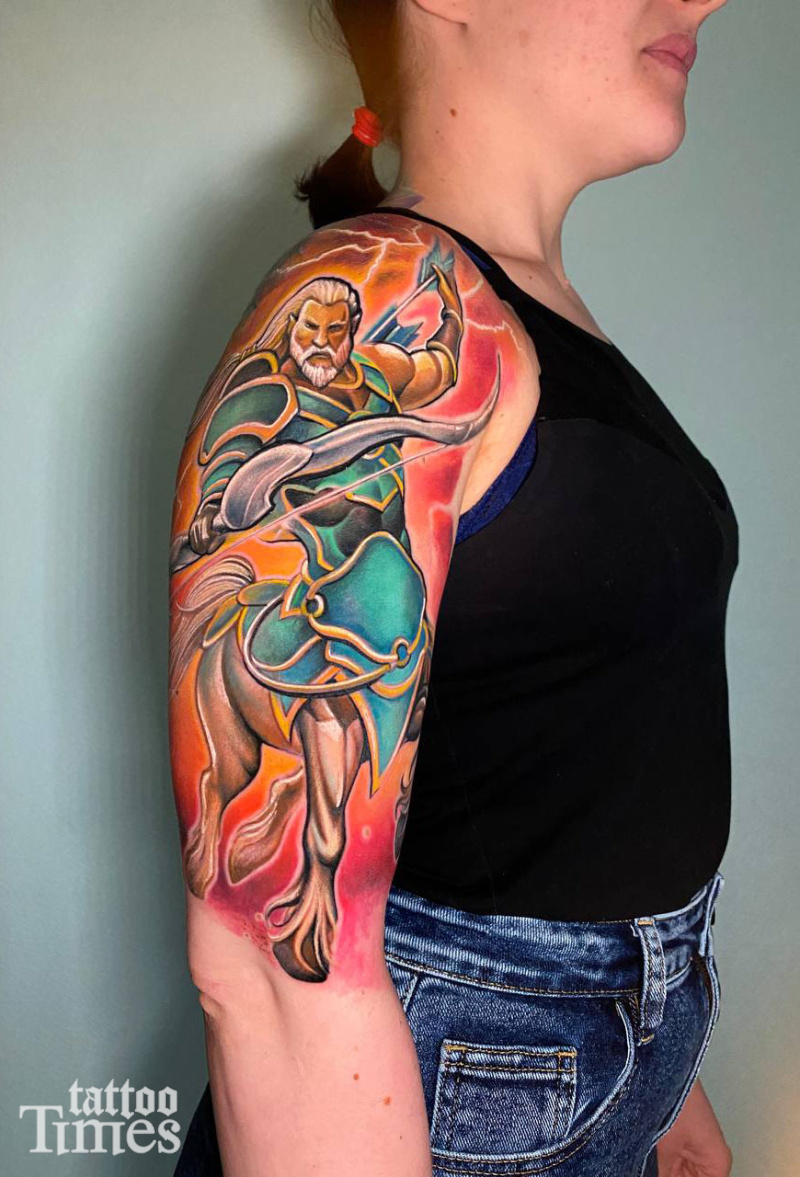 Тату кентавр на плече