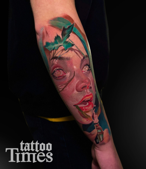 Тату портрет девушки с зажигалкой Тату портрет девушки с зажигалкой