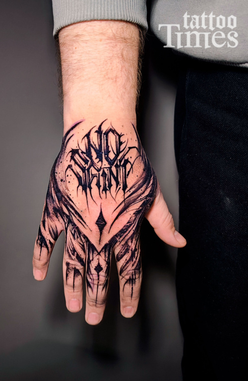 Тату дарклеттеринг на кисти