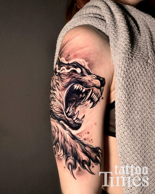 Тату оборотень на плече