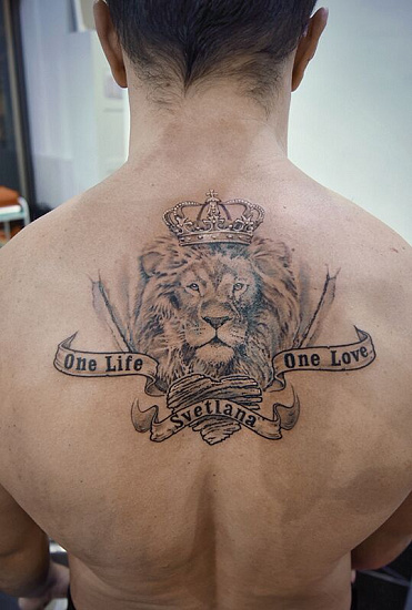 Татуировка лев с короной