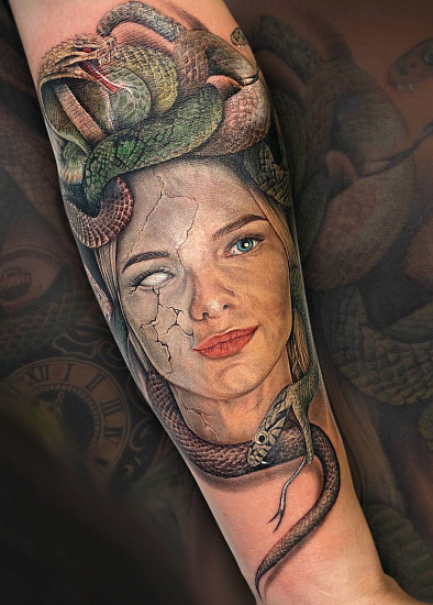 Тату портрет девушки со змеей