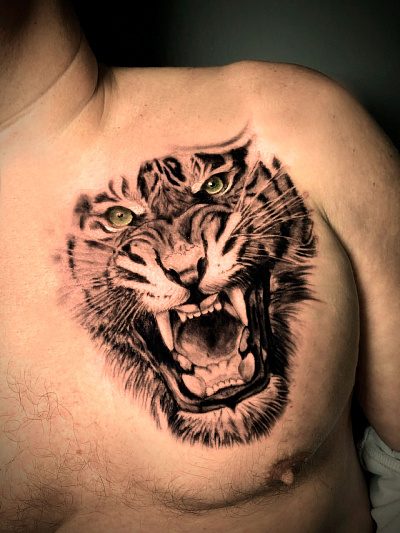 Татуировка тигр с оскалом на груди