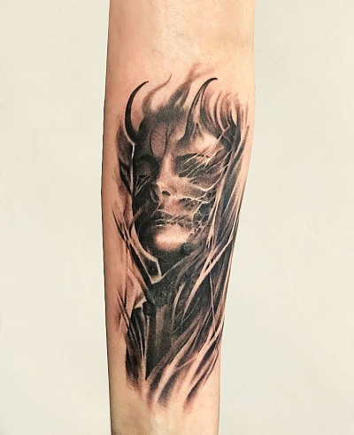 Татуировка девушка-демон