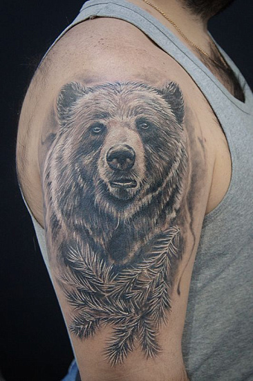 Тату медведя на плече