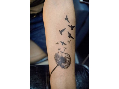Татуировка одуванчик с птичками