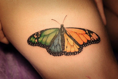 Татуировка бабочка в цвете