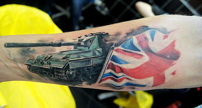 Тату танк с британским флагом