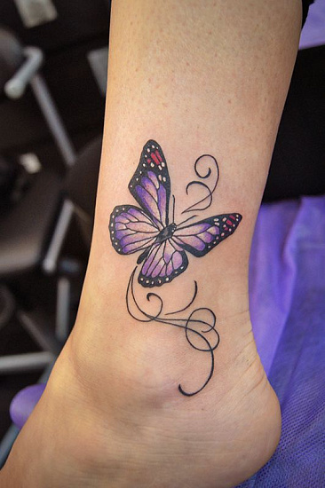 Женская тату бабочка с лиловыми крыльями