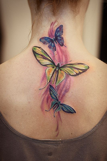 Татуировка бабочки на шее