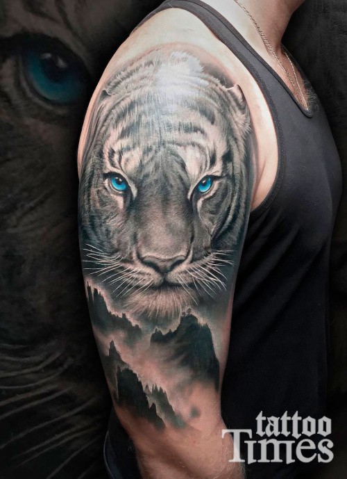 Тату тигр и горы на плече