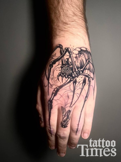 Тату паук на кисти