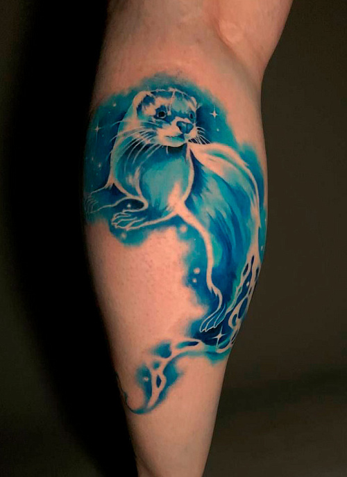 Тату выдра на ноге