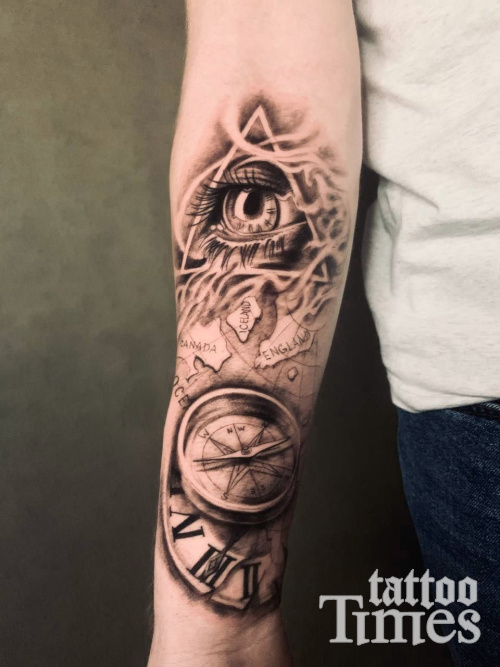 Тату глаз в треугольнике и компас