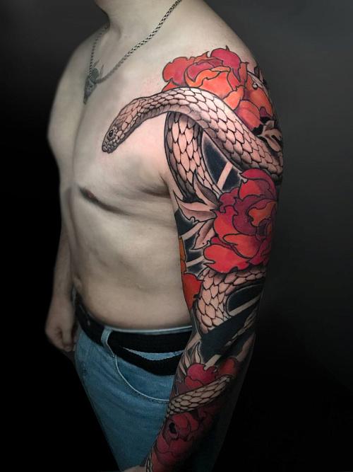 Татуировка змея с пионами