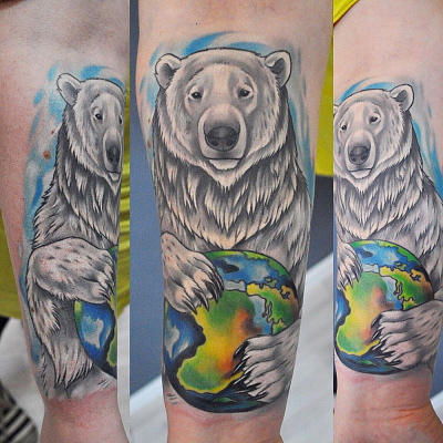 Тату медведь с планетой