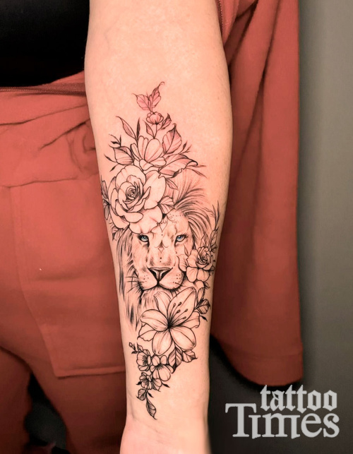 Тату лев с цветами 