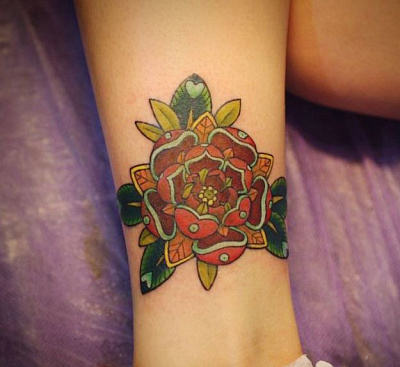 Татуировка на щиколотке магического цветка