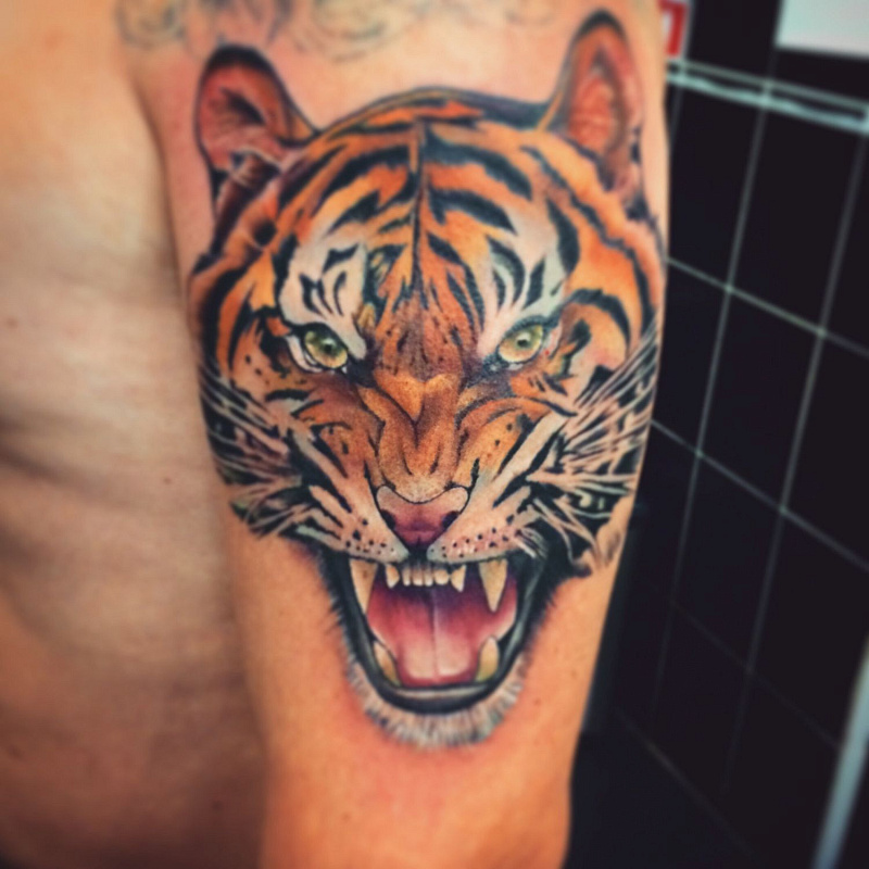 Татуировка тигр с оскалом