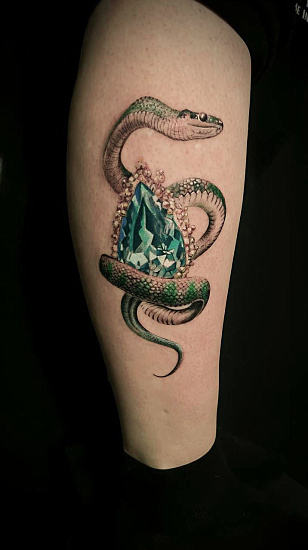 Тату змея с бриллиантом