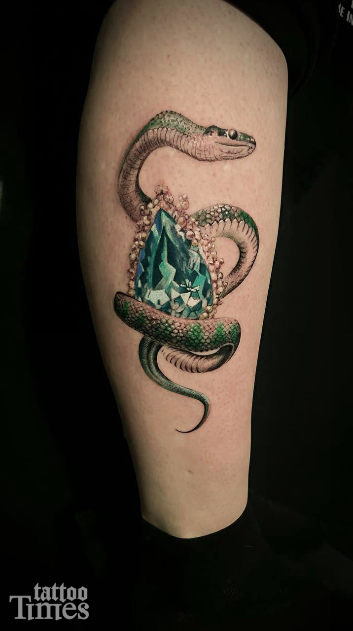 Тату змея с бриллиантом