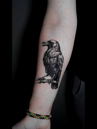 Тату ворон на руке