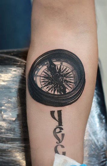 Татуировка объёмный компас