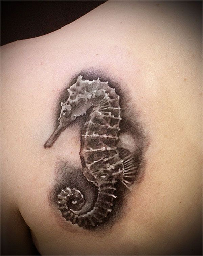 Татуировка Морской конек на лопатке