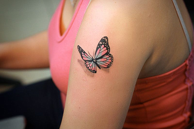 Татуировка бабочка на плече
