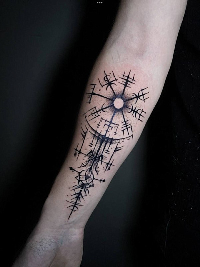 Тату рунический компас