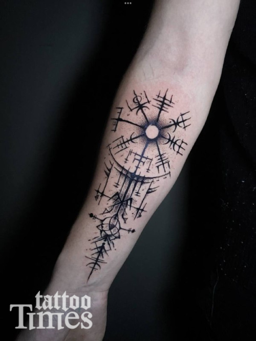 Тату рунический компас