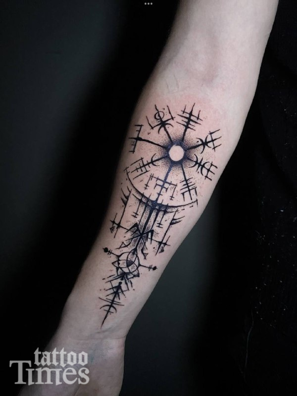 Тату рунический компас