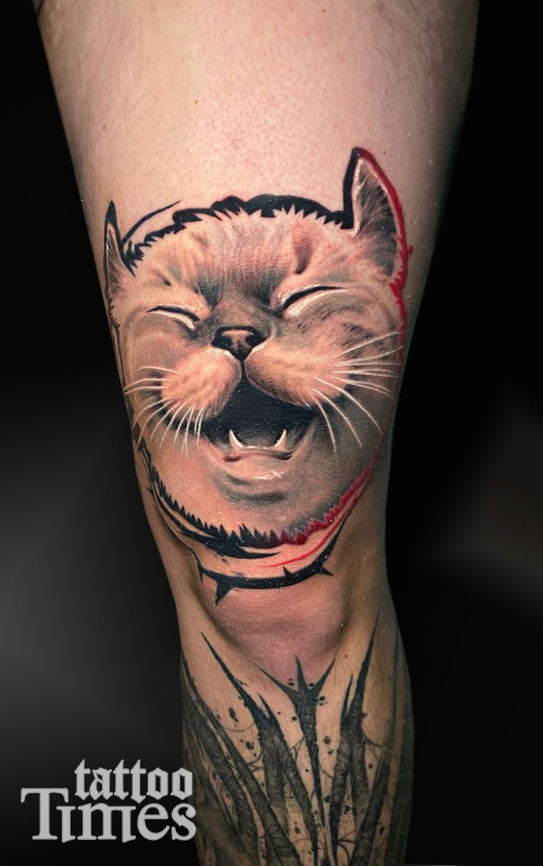 Тату кот на колене