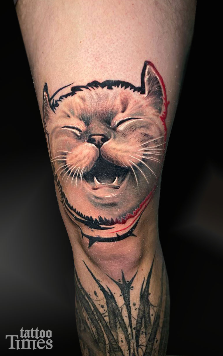Тату кот на колене