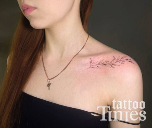 Тату веточка под ключицей