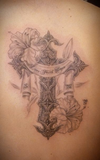 Татуировка рельефный крест и цветы