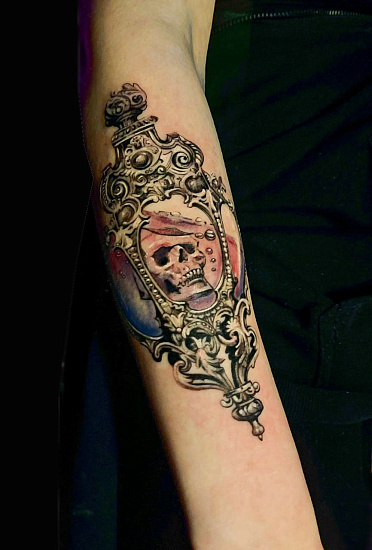 Тату череп в сосуде