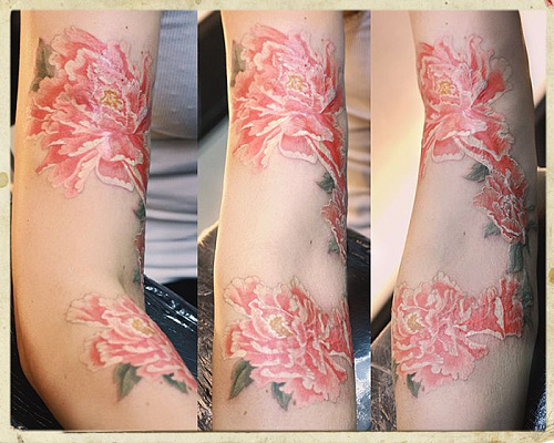 Татуировка пионы на шрамах