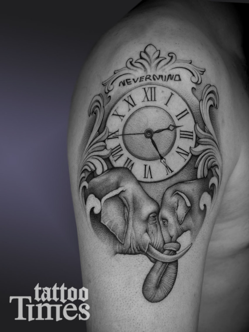 Тату слоны с часами и надписью nevermind