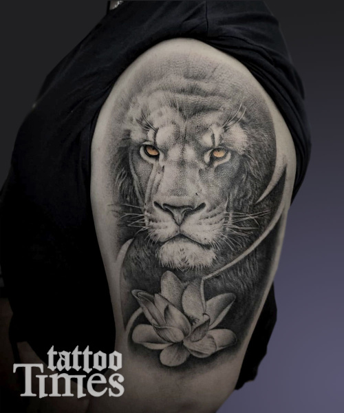 Тату лев и лотос