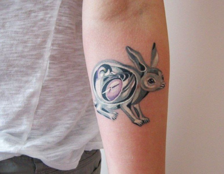 татуировка кролик или заяц