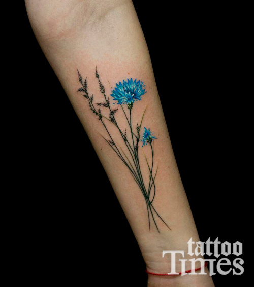 Тату васильки на предплечье