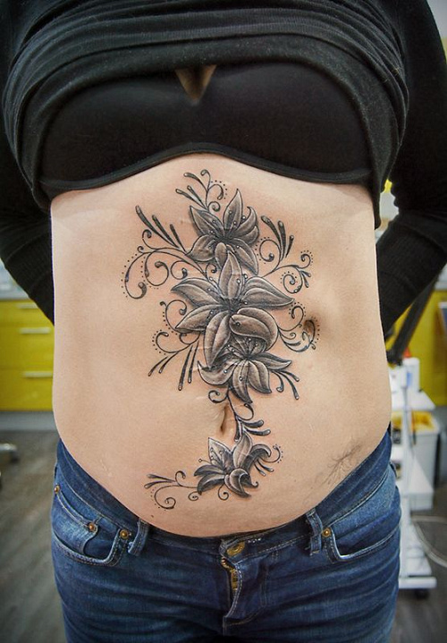 Перекрытие шрамов татуировкой лилии