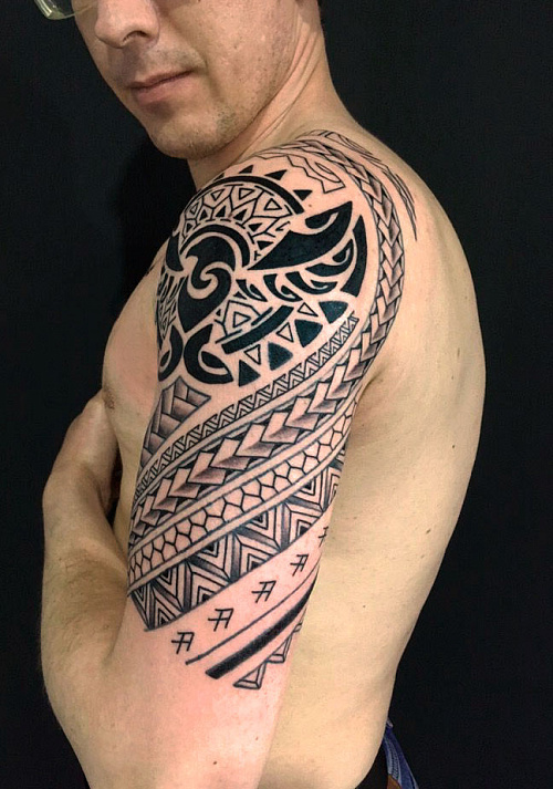Тату в стиле полинезия на руке