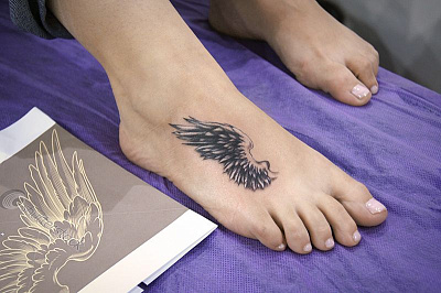 Татуировка крылышко на ноге
