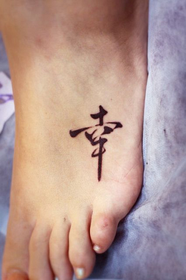Татуировка иероглиф на стопе
