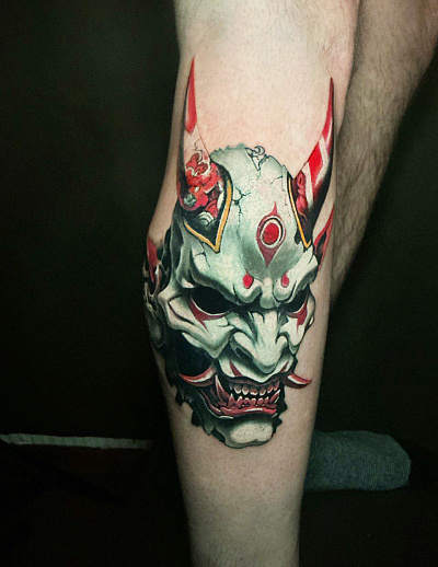 Тату маска самурая на ноге