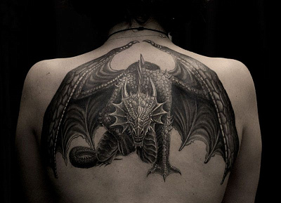 Татуировка дракон на спине