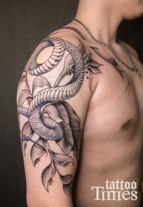 Тату змея с листвой